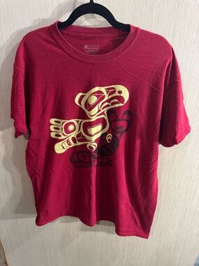 Native Northwest Red Graphic Tee with Totem Design Size Large